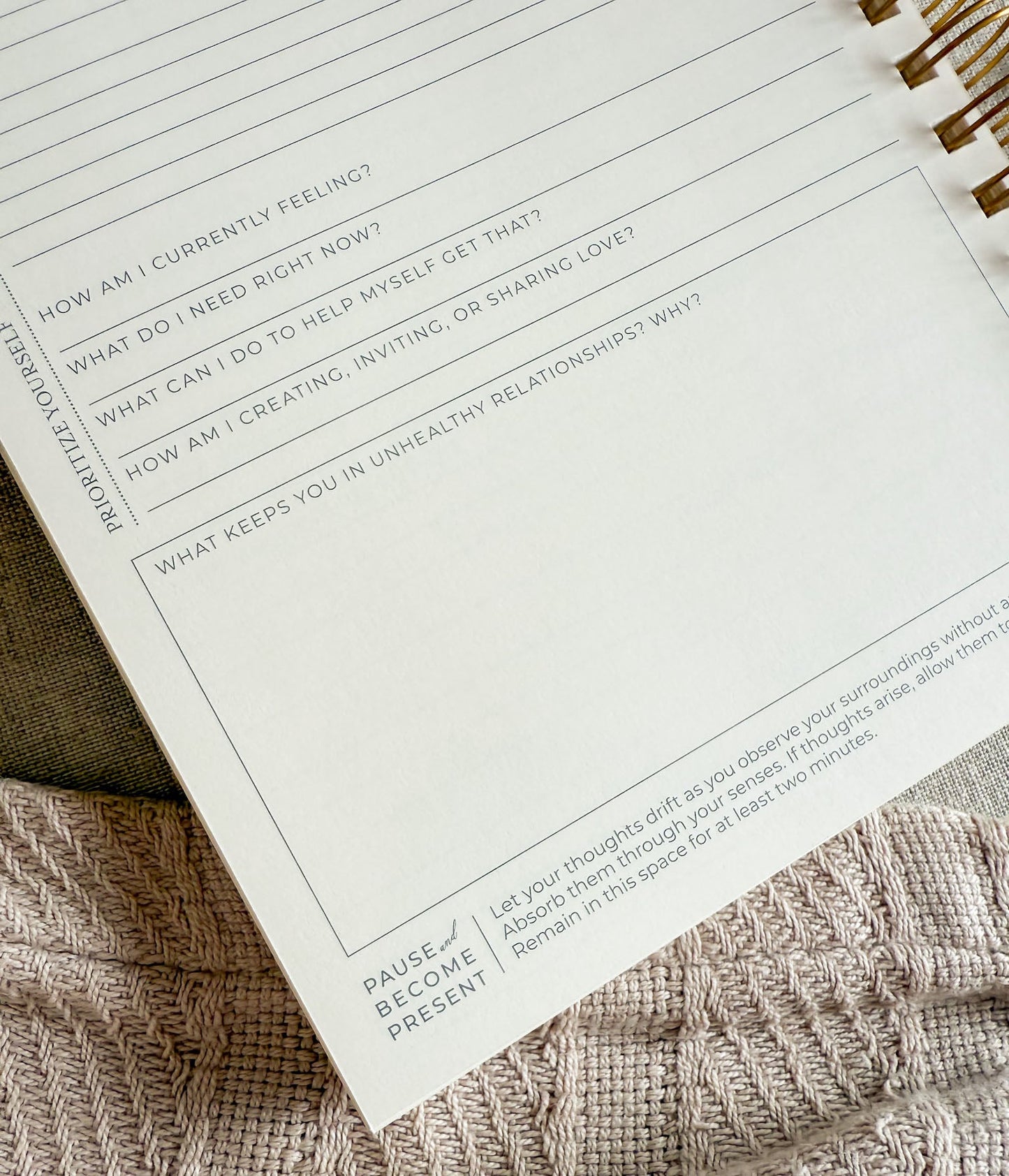 Surround Yourself with Happiness // A Daily Journal to Manifest Happiness, Gratitude, and Personal Growth